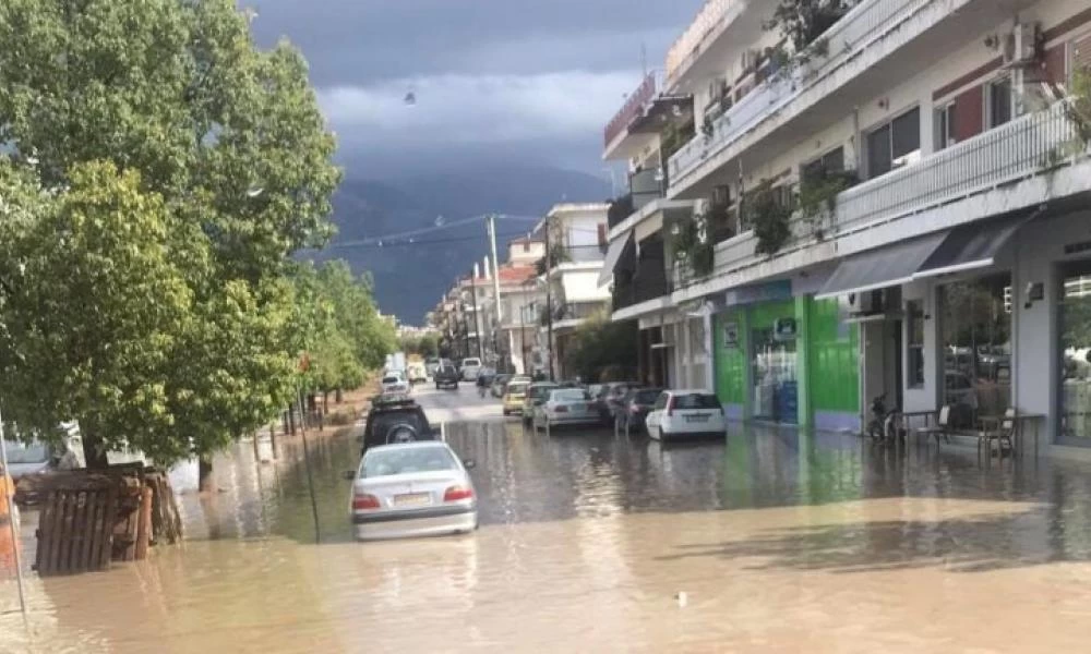 Απίστευτο σκηνικό στην Πάτρα: Έγινε Βενετία το παραλιακό μέτωπο